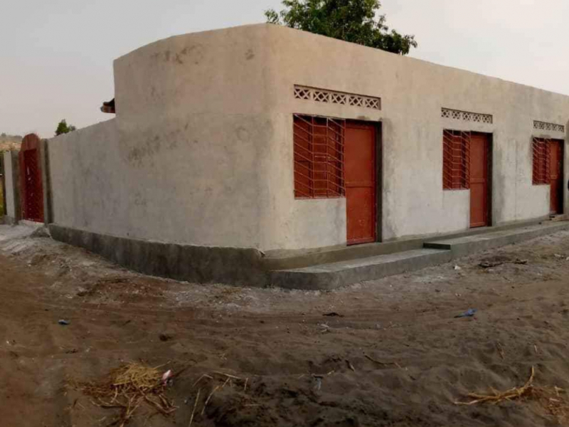 Parcelle clôture avec plusieurs maisons à vendre/☎️+243813138112