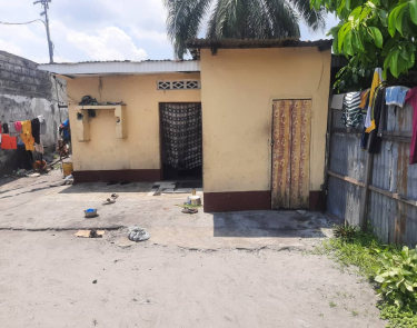 Parcelle à vendre pascal ferbois maison des deux chambres salon cuisine/☎️+243813138112