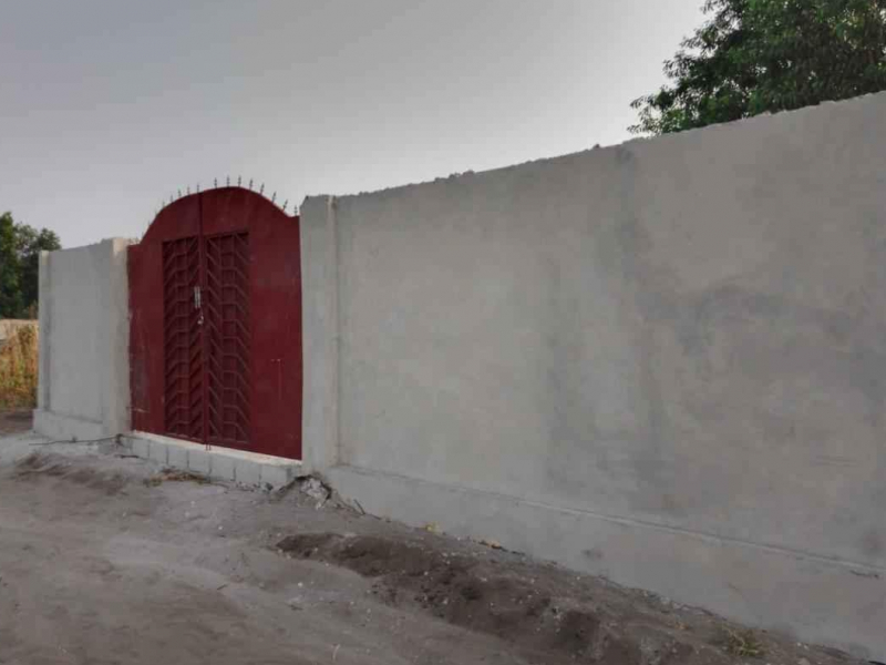 Parcelle clôture avec plusieurs maisons à vendre/☎️+243813138112