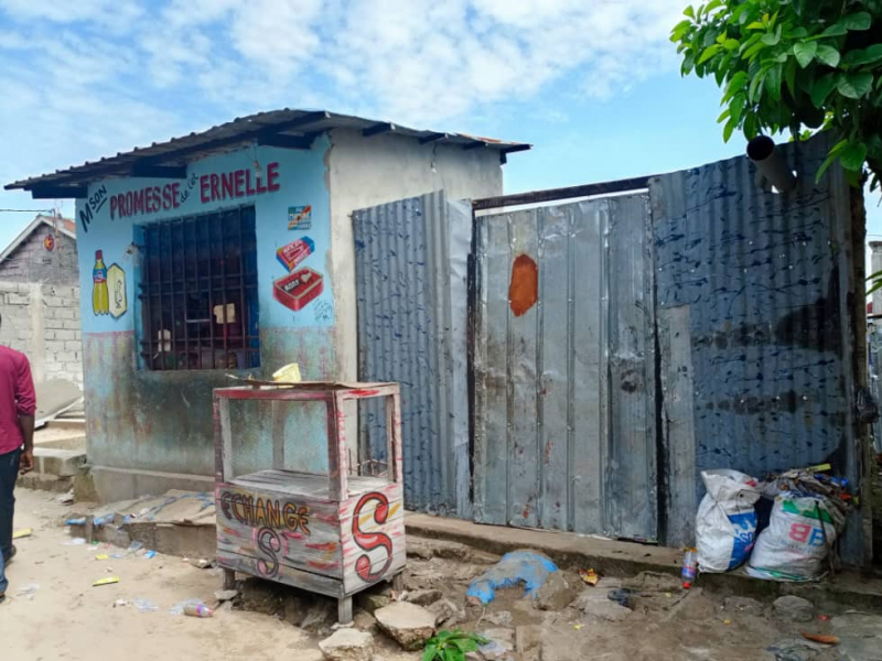 VENTE PARCELLE À N'SELE NGANDA SESE ENTRÉ MAMAN OLIVE 15.000$ AVEC UNE MAISON DE 2 CHAMBRES SALON CUISINE + MAISON COMMERCIAL