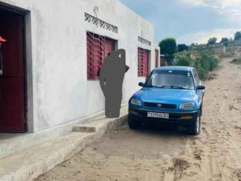 Parcelle clôture avec plusieurs maisons à vendre/☎️+243813138112