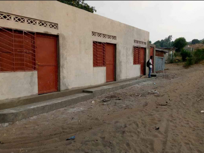 Parcelle clôture avec plusieurs maisons à vendre/☎️+243813138112