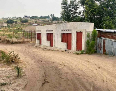 Parcelle clôture avec plusieurs maisons à vendre/☎️+243813138112