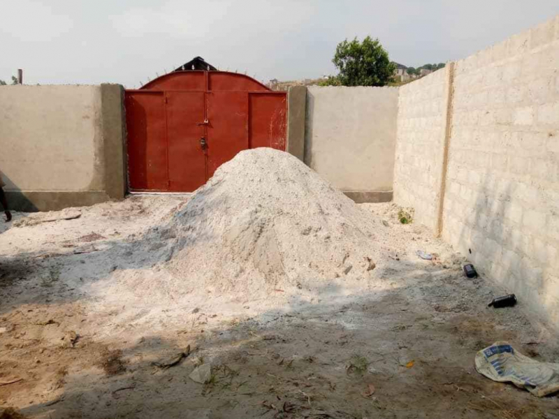 Parcelle clôture avec plusieurs maisons à vendre/☎️+243813138112