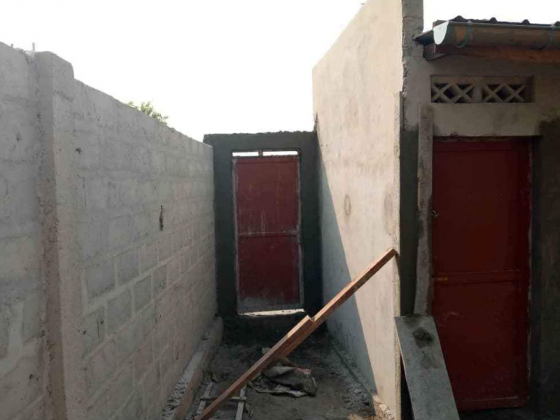 Parcelle clôture avec plusieurs maisons à vendre/☎️+243813138112