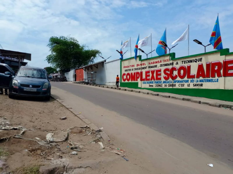 VENTE PARCELLE À N'SELE NGANDA SESE ENTRÉ MAMAN OLIVE 15.000$ AVEC UNE MAISON DE 2 CHAMBRES SALON CUISINE + MAISON COMMERCIAL