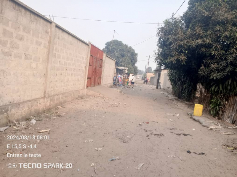 Vente d'un terrain vidé à Terre jaune non loin de macadam Commune de la nsele