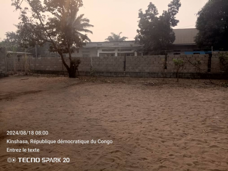 Vente d'un terrain vidé à Terre jaune non loin de macadam Commune de la nsele
