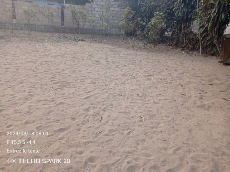 Vente d'un terrain vidé à Terre jaune non loin de macadam Commune de la nsele