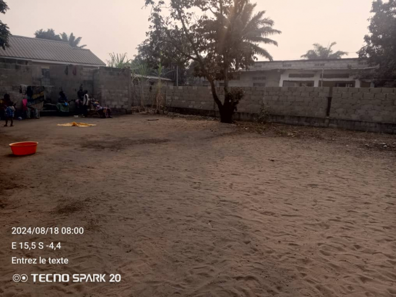 Vente d'un terrain vidé à Terre jaune non loin de macadam Commune de la nsele