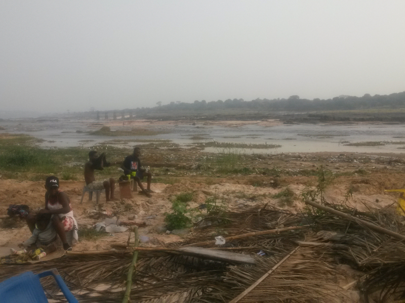 Terrain vide de 33 sur 16 à vendre à Mont Ngafula CPA