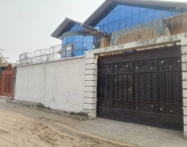 Parcelle en étage d'un niveaux avec 2 appartements mise en vente à bibwa C/nsele non loin de macadam