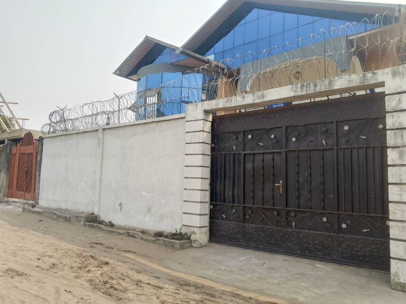 Parcelle en étage d'un niveaux avec 2 appartements mise en vente à bibwa C/nsele non loin de macadam