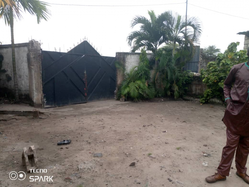 Vente d'un terrain déjà clôturé avec portail Commune de LIMETE