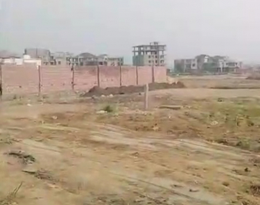 Terrain à vendre. Superficie : 4500m² , située derrière le restaurant Opoéta sur le boulevard du 30 juin en allant vers la gombé