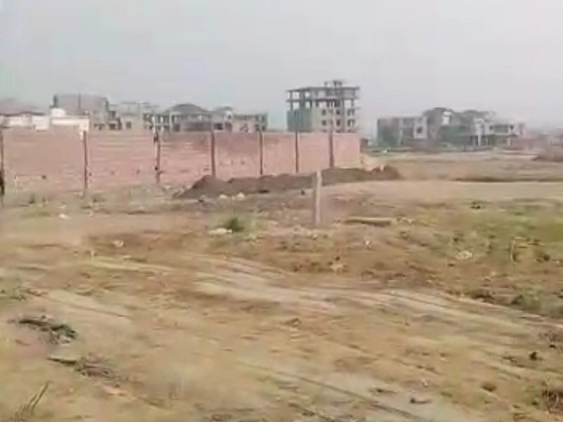 Terrain à vendre. Superficie : 4500m² , située derrière le restaurant Opoéta sur le boulevard du 30 juin en allant vers la gombé