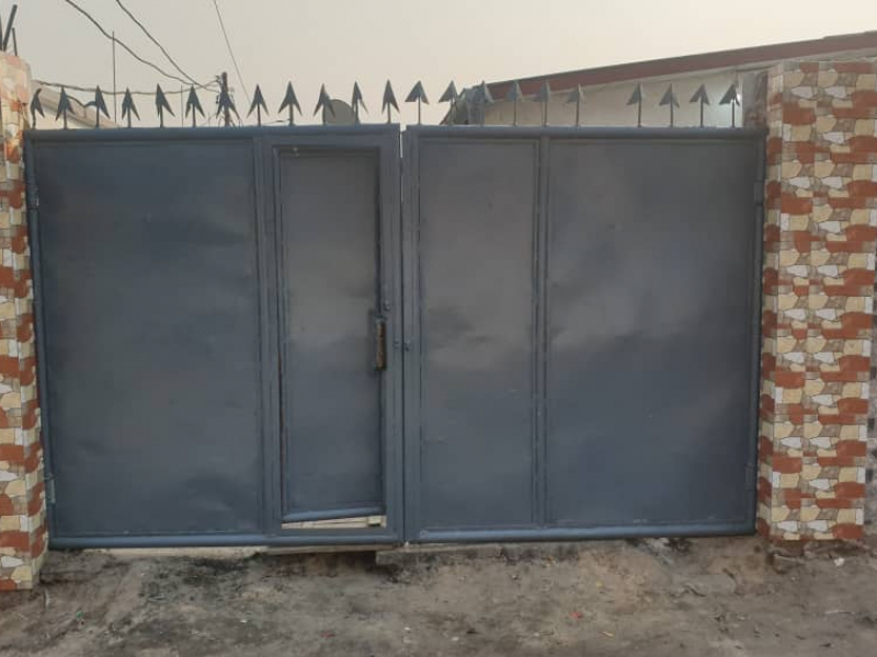 Parcelle mise en vente avec une grande maison à Binza ozone C/ngaliema