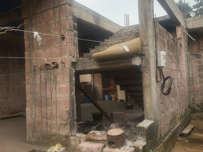 PARCELLE MISE EN VENTE AVEC MAISON INACHEVÉ D'UNE FONDATION EN ÉTAGE ENTRE LALOUX & MÉTÉO C/NGALIEMA