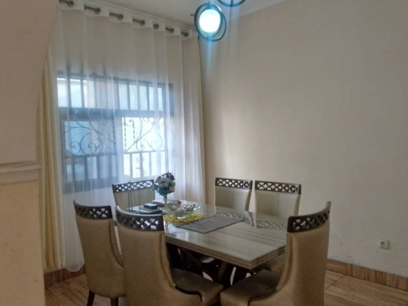 Parcelle en étage d'un niveaux avec 2 appartements mise en vente à bibwa C/nsele non loin de macadam