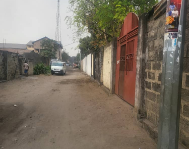 PARCELLE MISE EN VENTE AVEC MAISON INACHEVÉ D'UNE FONDATION EN ÉTAGE ENTRE LALOUX & MÉTÉO C/NGALIEMA