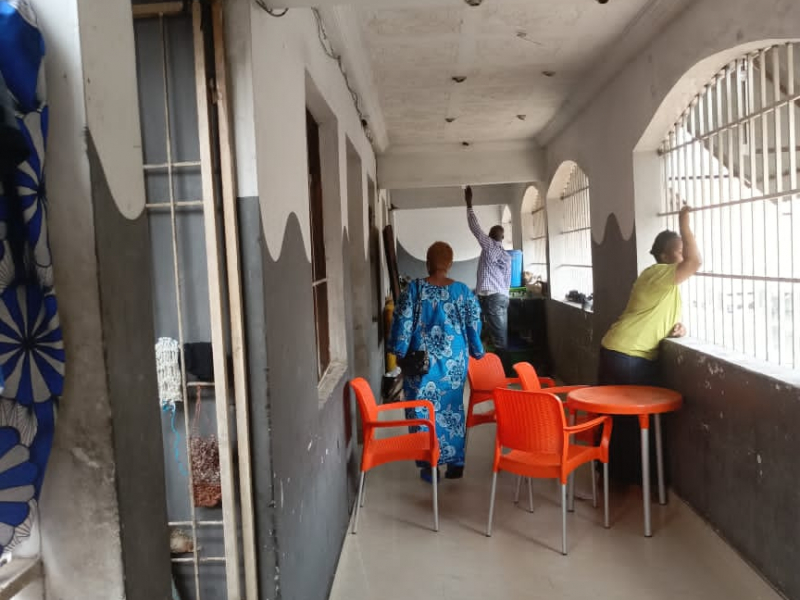 Parcelle à vendre avec 2 immeuble à limete