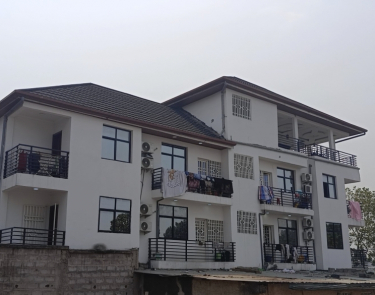 VENTE PARCELLE DE DEUX NIVEAUX AVEC 5 APPARTEMENTS PLUS TERRASSE TRÈS BON EMPLACEMENT NON LOIN DE MACADAM À BINZA DELVAUX COMMUNE DE NGALIEMA