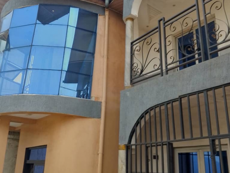 Parcelle en étage d'un niveaux avec 2 appartements mise en vente à bibwa C/nsele non loin de macadam