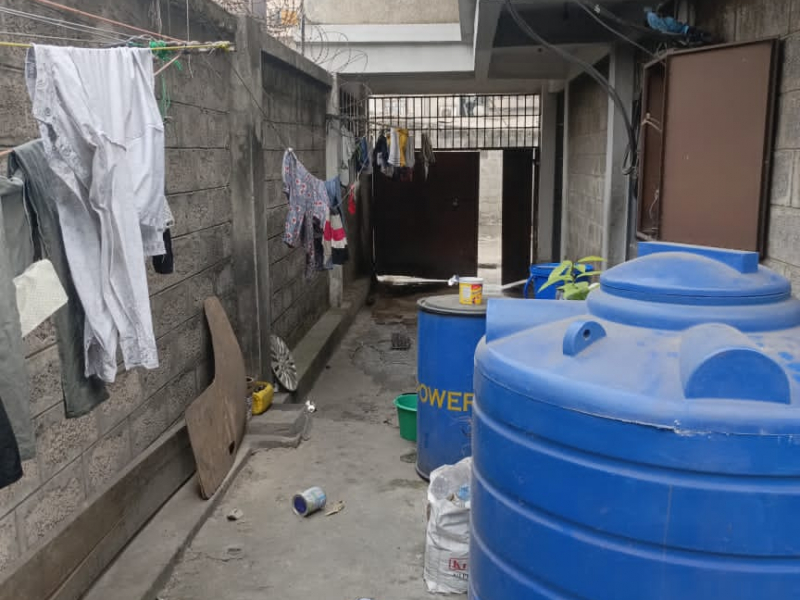 Parcelle à vendre avec 2 immeuble à limete