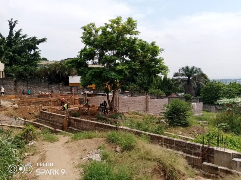 Parcelle à ngaliema macampagne avec une maison inachevé