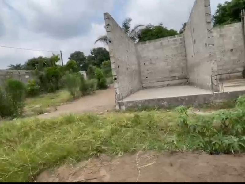 Parcelle à vendre avec 2 maisons commerciale inachevé + salon à Bibwa