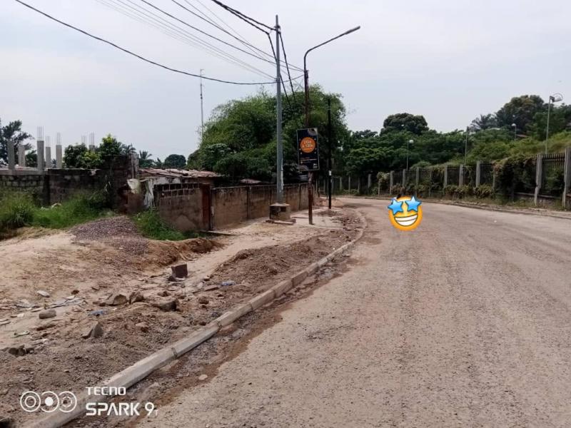 Parcelle à ngaliema macampagne avec une maison inachevé