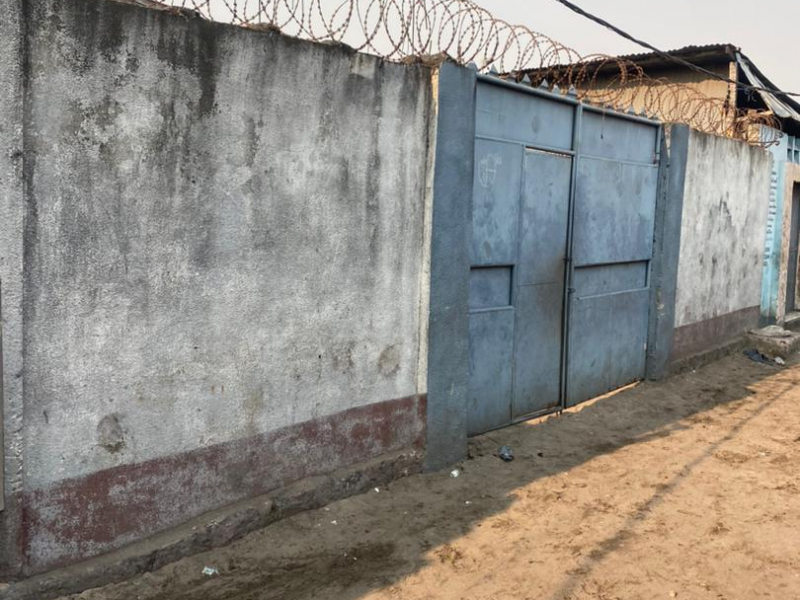 Parcelle avec une grande maison à vendre commune de ngaba