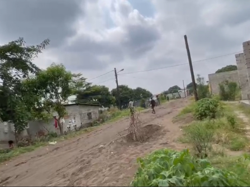 Parcelle à vendre avec 2 maisons commerciale inachevé + salon à Bibwa