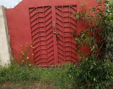 Cadeaux à ne pas rater Parcelle clôture avec 3 maisons commerciaux à vendre dans un bon endroit