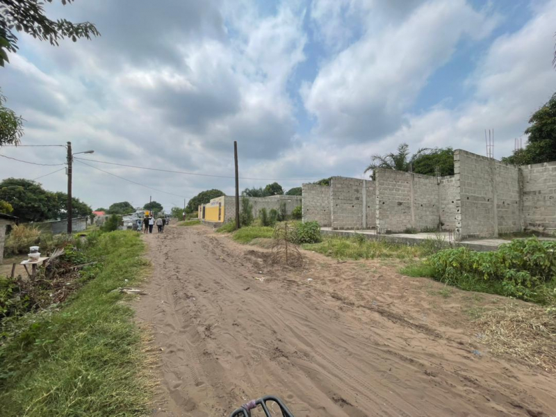 Parcelle à vendre avec 2 maisons commerciale inachevé + salon à Bibwa