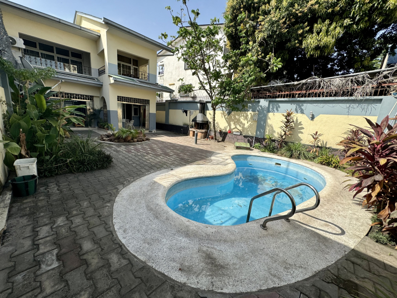 Toute la parcelle à louer à GB dans un quartier calme  +243817958463