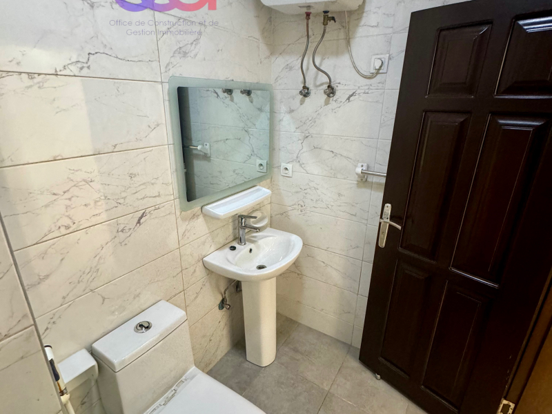 Appartement à louer à gombé bon emplacement  +243817958463