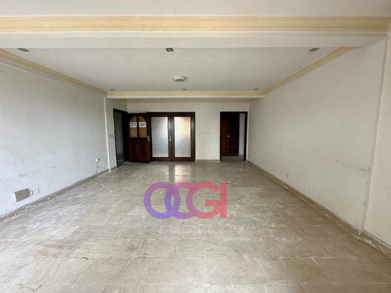 Appartement à louer à Gombé sur principale +243817958463 appel et WhatsApp