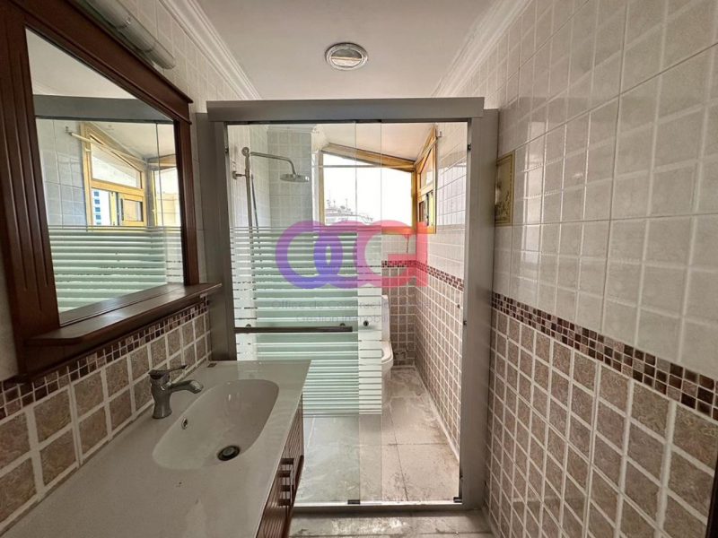 Appartement à louer à Gombé sur principale +243817958463 appel et WhatsApp