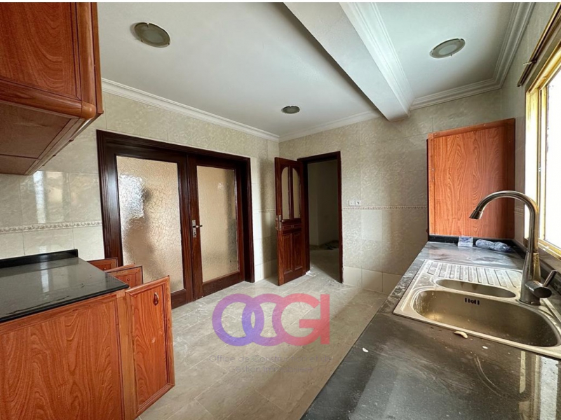 Appartement à louer à Gombé sur principale +243817958463 appel et WhatsApp