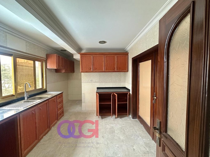 Appartement à louer à Gombé sur principale +243817958463 appel et WhatsApp