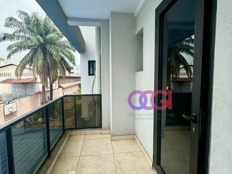 Appartement à louer à gombé bon emplacement  +243817958463