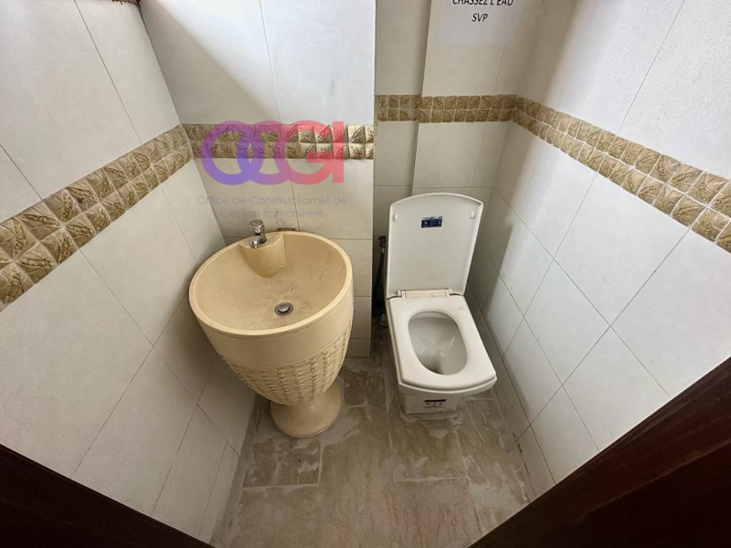 Appartement à louer à Gombé sur principale +243817958463 appel et WhatsApp