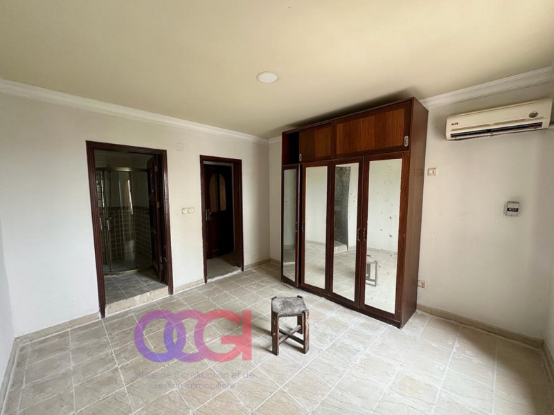 Appartement à louer à Gombé sur principale +243817958463 appel et WhatsApp