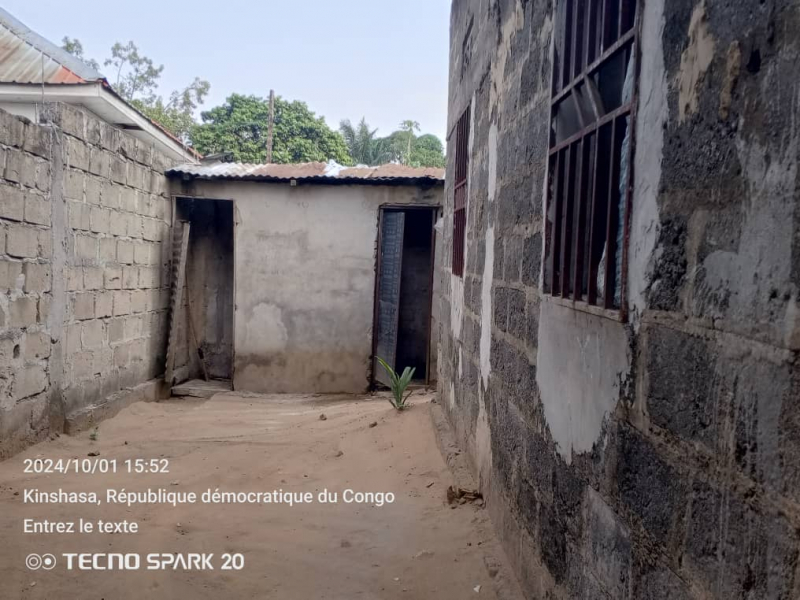 Parcelle à vendre dans la commune de la nsele précisément à terre jaune avec 3 portes de locataires