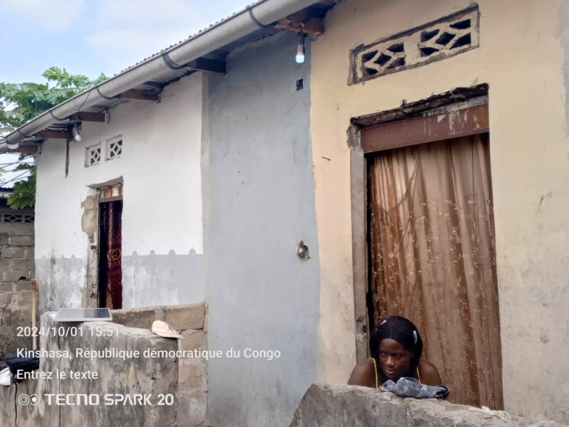 Parcelle à vendre dans la commune de la nsele précisément à terre jaune avec 3 portes de locataires