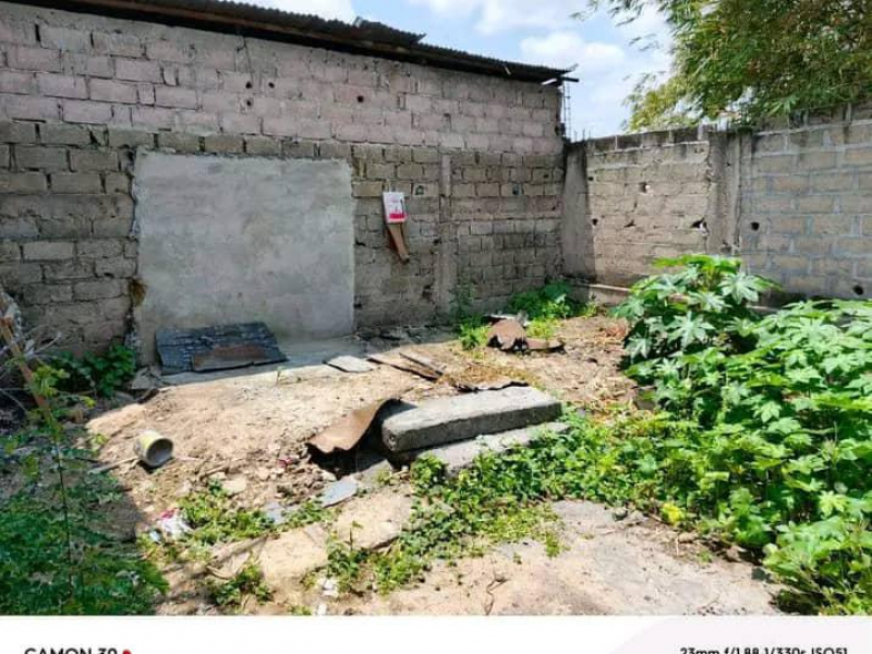 Terrain vide avec clôture mise en vente à LEMBA terminus