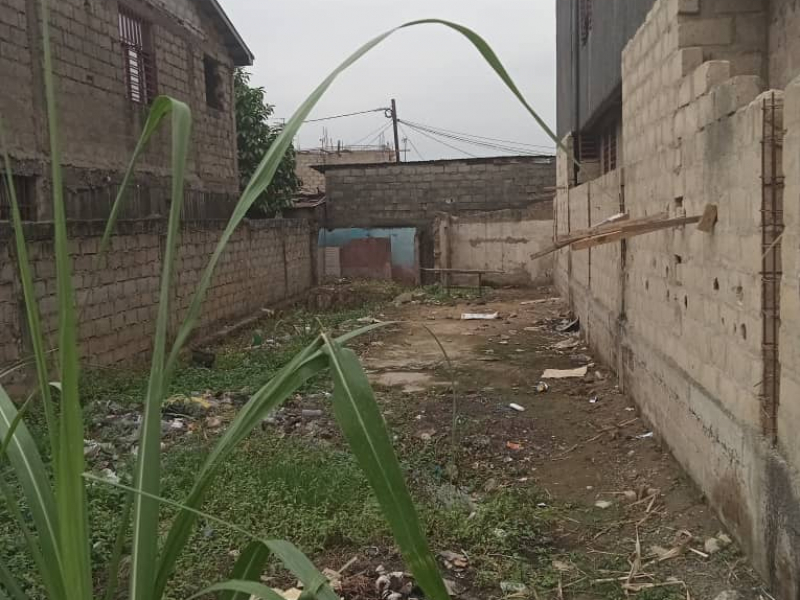 Vente d'un terrain vidé avec clôture vers la route bypass