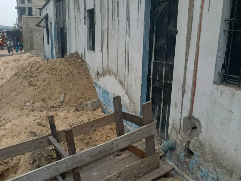 VENTE D'UNE PARCELLE AVEC MAISON À DÉMOLIR DANS LA COMMUNE DE NDJILI Q3 TRÈS BON ENDROIT NON LOIN DE MACADAM