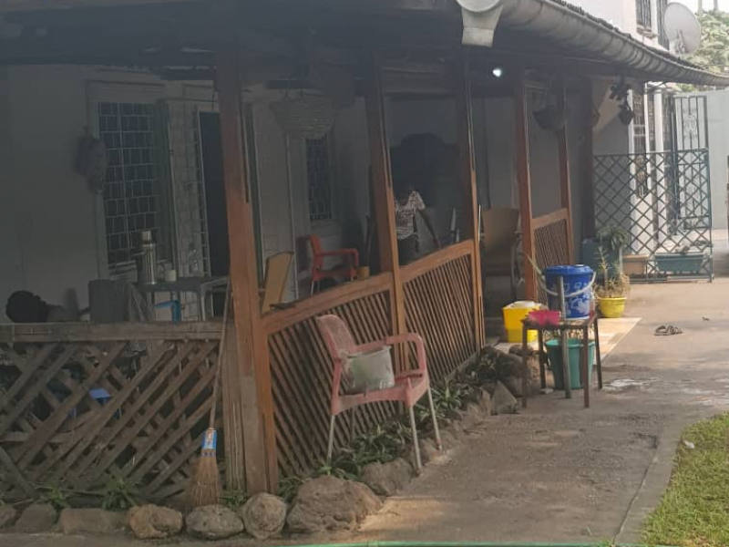 Vente parcelle contiennent plusieurs maisons à l'intérieur type locatif